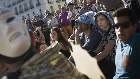 Más de un centenar de personas permanecen concentradas en la madrileña Puerta del Sol para celebrar el cuarto aniversario del movimiento 15M en una jornada de protesta que se prolongará a lo largo del día. EFE/Luca Piergiovanni