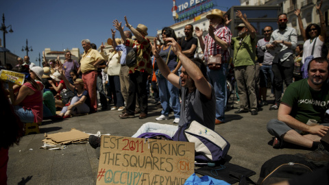 Más de un centenar de personas permanecen concetradas en la Puerta del Sol en la celebración del aniversario del 15M. REUTERS/Andrea Comas