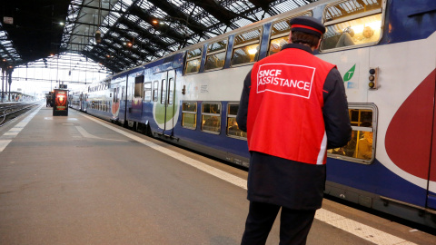Un trabajador de la compañía ferroviaria SNCF en un andén de la estación de tren Gare de Lyon en París, Francia, durante la huelga del pasado 26 de abril. REUTERS/Jacky Naegelen Un trabajador de la compañía ferroviaria SNCF en un andén de la estación de tren Gare de Lyon en París, Francia, durante la huelga del pasado 26 de abril. REUTERS/Jacky Naegelen