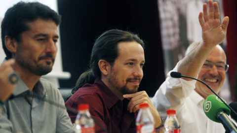 El secretario general de Podemos, Pablo Iglesias, junto al candidato a la Presidencia de la Generalitat valenciana, Antonio Montiel, y el candidato de València en Comú a la alcaldía, Jordi Peris, en acto público celebrado en la Universidad 