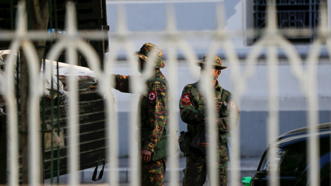 Militares se trasladan en un camión para acceder al Ayuntamiento de Rangún, la principal ciudad del país.
