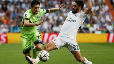 Isco trata de arrebatar el balón a Jesús Navas durante el partido. Reuters / Sergio Pérez Isco trata de arrebatar el balón a Jesús Navas durante el partido. Reuters / Sergio Pérez