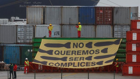 Activistas de Greenpeace protestan por el uso masivo del puerto de Bilbao para trasladar armas a Arabia Saudí (más de 300 envíos en los últimos seis meses). GREENPEACE Activistas de Greenpeace protestan por el uso masivo del puerto de Bilbao para trasladar armas a Arabia Saudí (más de 300 envíos en los últimos seis meses). GREENPEACE
