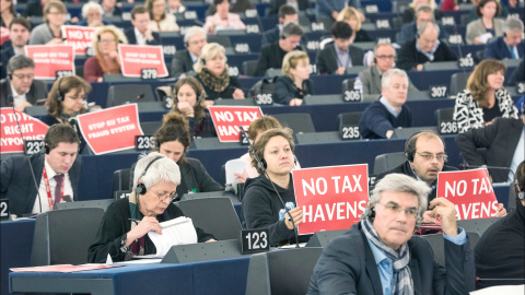 Eurodiputados protestando contra la evasión fiscal cuando saltó el escándalo de 'Luxleaks'. Eurodiputados protestando contra la evasión fiscal cuando saltó el escándalo de 'Luxleaks'.