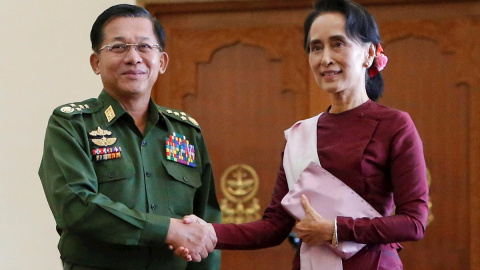 Fotografía de archivo de diciembre de 2015 de Aung San Suu Kyi y el jefe de las Fuerzas Armadas de Myanmar, Min Aung Hlaing. Fotografía de archivo de diciembre de 2015 de Aung San Suu Kyi y el jefe de las Fuerzas Armadas de Myanmar, Min Aung Hlaing.