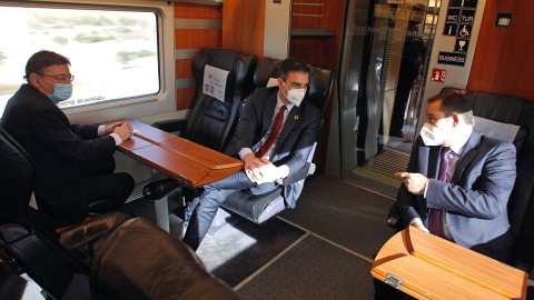 El presidente del Gobierno, Pedro Sánchez (c) junto al presidente de la Generalitat Valenciana, Ximo Puig (i) y al ministro de Fomento, Jose Luis Ábalos, inauguran el servicio comercial de la nueva línea de tren de alta velocidad (AVE) entr El presidente del Gobierno, Pedro Sánchez (c) junto al presidente de la Generalitat Valenciana, Ximo Puig (i) y al ministro de Fomento, Jose Luis Ábalos, inauguran el servicio comercial de la nueva línea de tren de alta velocidad (AVE) entr