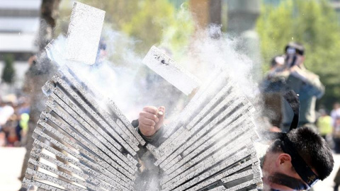 Soldados de las Fuerzas Especiales surcoreanas realizan una demostración de sus habilidades durante un evento celebrado con motivo del Día del Niño en Seúl, Corea del Sur. EFE/Jeon Heon-Kyun