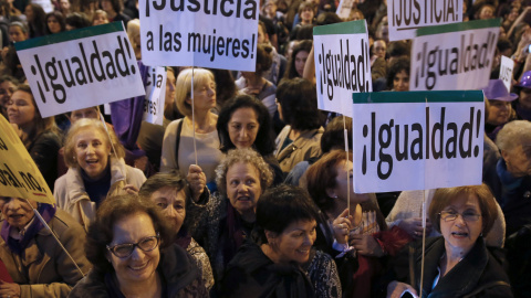 Mujeres participando en una manifestación por la igualdad. EFE Mujeres participando en una manifestación por la igualdad. EFE