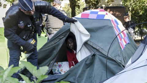Un agente de policía durante el desalojo de cientos de personas migrantes acampadas en la ciudad de Nantes.- AFP/ SALON GOMIS Un agente de policía durante el desalojo de cientos de personas migrantes acampadas en la ciudad de Nantes.- AFP/ SALON GOMIS