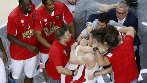 Los jugadores del Olympiacos celebran la victoria de su equipo ante el CSKA de Moscú en el primer partido de semifinales de la Final a cuatro de la Euroliga que se disputó esta tarde en el Barclaycard Center de Madrid. EFE/Zipi