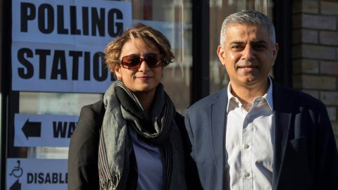El candidato a la alcaldía de Londres del partido Laborista Sadiq Khan posa junto a su esposa, Saadiya Khan. / HANNAJ MCKAY (EFE) El candidato a la alcaldía de Londres del partido Laborista Sadiq Khan posa junto a su esposa, Saadiya Khan. / HANNAJ MCKAY (EFE)
