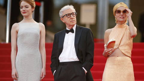 Woody Allen entre las actrices Emma Stone y Parker Posey, posando en la alfonbra roja antes de la proyección en Cannes de su nueva película 'Irrational Man'. REUTERS/Benoit Tessier Woody Allen entre las actrices Emma Stone y Parker Posey, posando en la alfonbra roja antes de la proyección en Cannes de su nueva película 'Irrational Man'. REUTERS/Benoit Tessier