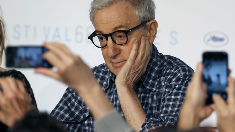 Los periodistas toman fotos con sus cámaras y sus móvles durante la rueda de prensa del director estadounidense Woody Allen en Cannes para presentar su nueva película 'Irrational Man'. REUTERS/Regis Duvignau Los periodistas toman fotos con sus cámaras y sus móvles durante la rueda de prensa del director estadounidense Woody Allen en Cannes para presentar su nueva película 'Irrational Man'. REUTERS/Regis Duvignau