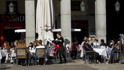 Una camarera atiende una terraza de un bar de la Plaza Mayor de Madrid. REUTERS Una camarera atiende una terraza de un bar de la Plaza Mayor de Madrid. REUTERS