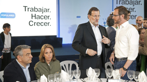 El presidente del Gobierno, Mariano Rajoy, conversa con el alcalde de Vitoria y candidato a la reelección, Javier Martoto, junto al diputado general de Álava y candidato a la reelección, Javier de Andrés, y la presidenta del PP del País Vas El presidente del Gobierno, Mariano Rajoy, conversa con el alcalde de Vitoria y candidato a la reelección, Javier Martoto, junto al diputado general de Álava y candidato a la reelección, Javier de Andrés, y la presidenta del PP del País Vas