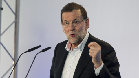 El presidente del Gobierno, Mariano Rajoy, durante su intervención en el almuerzo-mitin que el PP ha celebrado en Vitoria. EFE/David Aguilar El presidente del Gobierno, Mariano Rajoy, durante su intervención en el almuerzo-mitin que el PP ha celebrado en Vitoria. EFE/David Aguilar