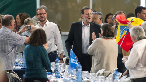 El presidente del Gobierno, Mariano Rajoy, a su llegada al almuerzo-mitin que el PP ha celebrado hoy en Vitoria. EFE/David Aguilar El presidente del Gobierno, Mariano Rajoy, a su llegada al almuerzo-mitin que el PP ha celebrado hoy en Vitoria. EFE/David Aguilar