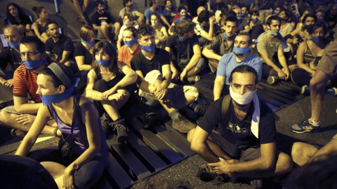 Manifestantes ante el Congreso de los Diputados, en Madrid, han acudido a la llamada de colectivos y organizaciones sociales, englobadas bajo el nombre "gente sin mordaza", que han convocado a una sentada con la boca tapada en protesta por Manifestantes ante el Congreso de los Diputados, en Madrid, han acudido a la llamada de colectivos y organizaciones sociales, englobadas bajo el nombre "gente sin mordaza", que han convocado a una sentada con la boca tapada en protesta por