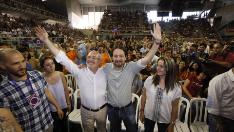 El líder de Podemos, Pablo Iglesias (c), saluda a su llegada al acto central de la campaña de su formación en Alicante, donde apoya al candidato a la Presidencia de la Comunidad Valenciana, Antonio Montiel. EFE/Manuel Lorenzo El líder de Podemos, Pablo Iglesias (c), saluda a su llegada al acto central de la campaña de su formación en Alicante, donde apoya al candidato a la Presidencia de la Comunidad Valenciana, Antonio Montiel. EFE/Manuel Lorenzo