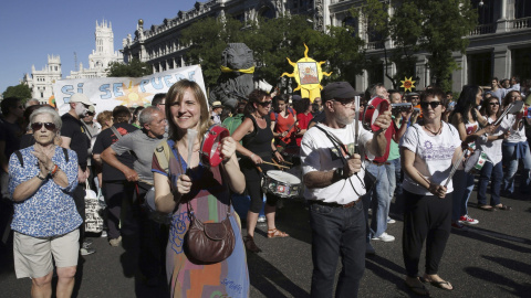 Un momento de la manifestación convocada por el 15M con el lema "2015M: No nos amodazarán. La lucha sigue en las calles" que discurre entre Cibeles y la Puerta del Sol, en Madrid. Efe/Kiko Huesca