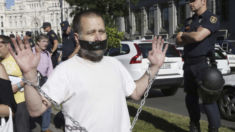 Uno de los participantes en la manifestación convocada por el 15M con el lema "2015M: No nos amodazarán. La lucha sigue en las calles" que discurre entre Cibeles y la Puerta del Sol, en Madrid. Efe/Kiko Huesca