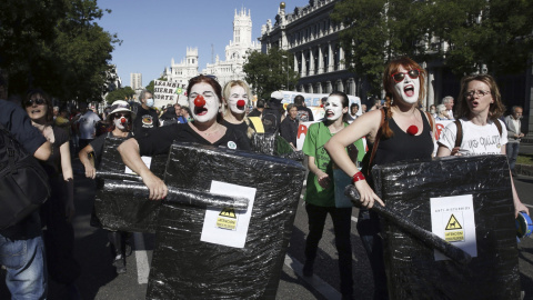 Un momento de la manifestación convocada por el 15M con el lema "2015M: No nos amodazarán. La lucha sigue en las calles" que discurre entre Cibeles y la Puerta del Sol, en Madrid. Efe/Kiko Huesca