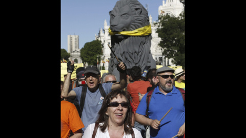 Un momento de la manifestación convocada por el 15M con el lema "2015M: No nos amodazarán. La lucha sigue en las calles" que discurre entre Cibeles y la Puerta del Sol, en Madrid. Efe/Kiko Huesca