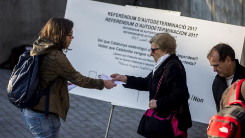 La diputada de la CUP, Eulàlia Reguant, reparte en Barcelona papeletas para el referéndum. EFE La diputada de la CUP, Eulàlia Reguant, reparte en Barcelona papeletas para el referéndum. EFE