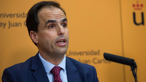 El rector del Universidad Rey Juan Carlos (URJC), Javier Ramos, durante la rueda de prensa ofrecida en la universidad Rey Juan Carlos de Móstoles, para explicar las informaciones sobre el expediente de Cristina Cifuentes. Rodrigo Jiménez (E El rector del Universidad Rey Juan Carlos (URJC), Javier Ramos, durante la rueda de prensa ofrecida en la universidad Rey Juan Carlos de Móstoles, para explicar las informaciones sobre el expediente de Cristina Cifuentes. Rodrigo Jiménez (E