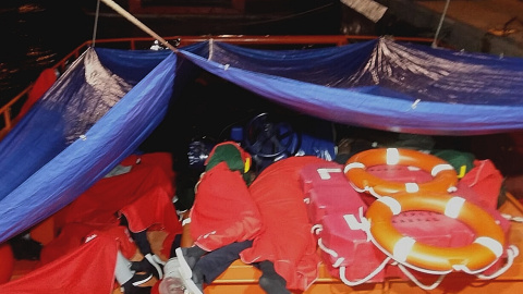 Varias personas rescatadas por Salvamento Marítimo pasan la noche en suelo de la cubierta de un barco, en el puerto de Algeciras, ente la falta de espacio en tierra para desembarcarlos.- FOTO CEDIDA POR CGT Varias personas rescatadas por Salvamento Marítimo pasan la noche en suelo de la cubierta de un barco, en el puerto de Algeciras, ente la falta de espacio en tierra para desembarcarlos.- FOTO CEDIDA POR CGT