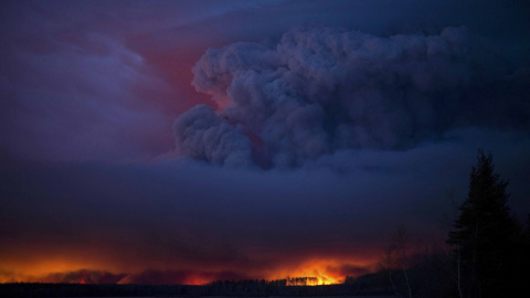 Un incendio forestal masivo se extiende al sur de Fort McMurray, en Canadá. REUTERS