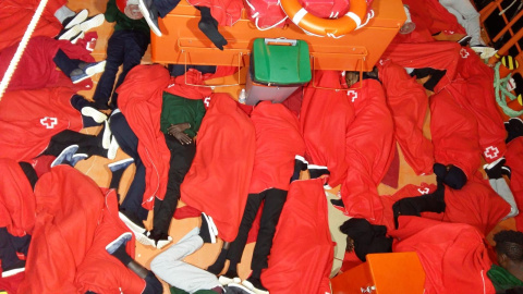 Cientos de personas rescatadas por Salvamento Marítimo pasan la noche en suelo de la cubierta de un barco, en el puerto de Algeciras, ente la falta de espacio en tierra para desembarcarlos.- FOTO CEDIDA POR CGT Cientos de personas rescatadas por Salvamento Marítimo pasan la noche en suelo de la cubierta de un barco, en el puerto de Algeciras, ente la falta de espacio en tierra para desembarcarlos.- FOTO CEDIDA POR CGT