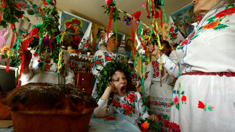 Aldeanos participan en un ritual en homenaje al dios pagano Yurya y rezan por unas futuras cosechas abundantes en el pueblo de Pogost, Bielorrusia. REUTERS / Vasily Fedosenko