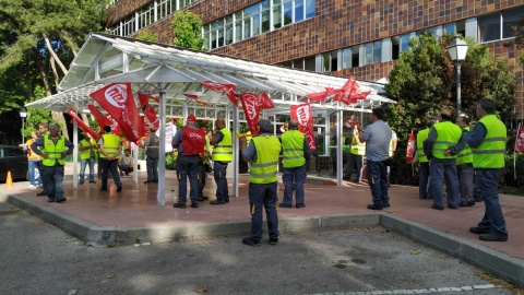 Los empleados de mantenimiento de la UAM se manifiestan por la continuidad de sus puestos en la segunda jornada de la EvAU. Los empleados de mantenimiento de la UAM se manifiestan por la continuidad de sus puestos en la segunda jornada de la EvAU.