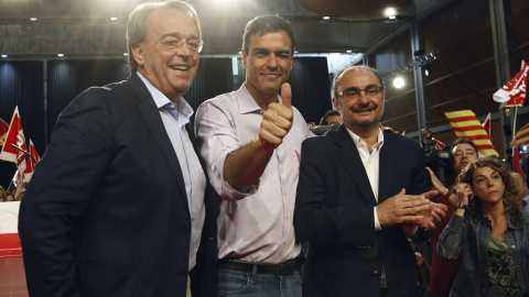 El secretario general del PSOE, Pedro Sánchez, junto los candidatos socialistas a la presidencia de Aragón, Javier Lambán, y a la alcaldía de Zaragoza, Carlos Pérez Anadón, durante el acto central de campaña de los socialistas aragoneses. E El secretario general del PSOE, Pedro Sánchez, junto los candidatos socialistas a la presidencia de Aragón, Javier Lambán, y a la alcaldía de Zaragoza, Carlos Pérez Anadón, durante el acto central de campaña de los socialistas aragoneses. E