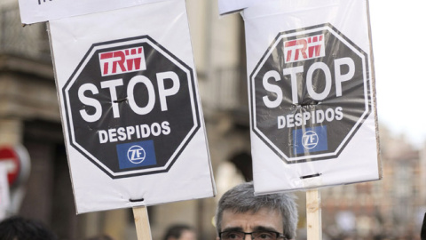Algunas de las miles de personas que se han manifestado en Pamplona en apoyo a los trabajadores de la planta de ZF-TRW y en protesta por el ERE para el despido de 250 de los 620 empleados de la factoría. EFE/Villar López Algunas de las miles de personas que se han manifestado en Pamplona en apoyo a los trabajadores de la planta de ZF-TRW y en protesta por el ERE para el despido de 250 de los 620 empleados de la factoría. EFE/Villar López