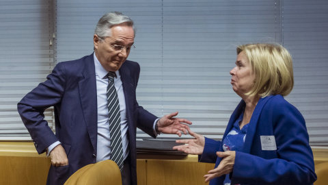 El exdiputado Pedro Gómez de la Serna conversa con la exasesora de la Fundación Arpegio Elisa de la Nuez poco antes de comparecer en la comisión de investigación de la corrupción de la Asamblea de Madrid, que analizará los contratos de la e
