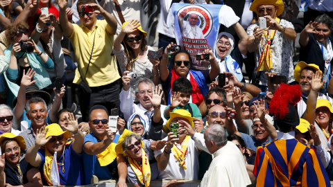 El Papa Francisco saluda a los fieles reunidos en la Plaza de San Pedro, en la ceremonia de canonización de cuatro monjas, dos de ellas palestinas. REUTERS/Tony Gentile El Papa Francisco saluda a los fieles reunidos en la Plaza de San Pedro, en la ceremonia de canonización de cuatro monjas, dos de ellas palestinas. REUTERS/Tony Gentile