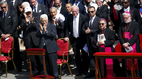 El presidente palestino Mahmoud Abbas aplaude al Papa en el inicio de la ceremonia de beatificacion de dos monjas palestinas. REUTERS/Tony Gentile El presidente palestino Mahmoud Abbas aplaude al Papa en el inicio de la ceremonia de beatificacion de dos monjas palestinas. REUTERS/Tony Gentile