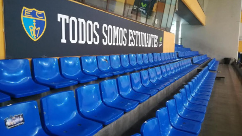 'Todos somos Estudiantes' en las gradas del polideportivo Antonio Magariños. 'Todos somos Estudiantes' en las gradas del polideportivo Antonio Magariños.