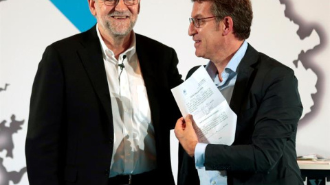 El presidente del Gobierno en funciones y líder del PP, Mariano Rajoy da su aval al presidente de la Xunta y líder del PP de Galicia, Alberto Núñez Feijóo (d), durante la reunión mantenida hoy con jóvenes de Nuevas Generaciones en Ourense. El presidente del Gobierno en funciones y líder del PP, Mariano Rajoy da su aval al presidente de la Xunta y líder del PP de Galicia, Alberto Núñez Feijóo (d), durante la reunión mantenida hoy con jóvenes de Nuevas Generaciones en Ourense.