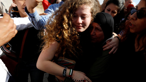 Ahed Tamimi es recibida por el pueblo palestino tras se liberada por Israel. REUTERS/Mohamad Torokman Ahed Tamimi es recibida por el pueblo palestino tras se liberada por Israel. REUTERS/Mohamad Torokman