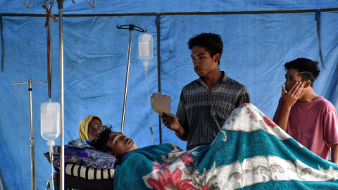 Una persona es atendida después de un terremoto en Indonesia./REUTERS Una persona es atendida después de un terremoto en Indonesia./REUTERS