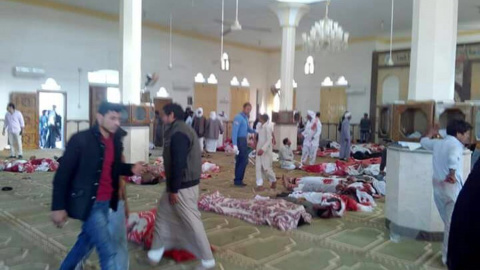 Varias personas permanecen junto a cuerpos sin vida en el interior una mezquita contra la que se ha perpetrado un ataque, en la ciudad de Al Arish, en el norte de la península del Sinaí (Egipto), hoy 24 de noviembre de 2017. Al menos 54 per Varias personas permanecen junto a cuerpos sin vida en el interior una mezquita contra la que se ha perpetrado un ataque, en la ciudad de Al Arish, en el norte de la península del Sinaí (Egipto), hoy 24 de noviembre de 2017. Al menos 54 per