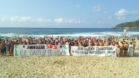 Concentración de socorristas en el primer día de huelga en Gipuzkoa./TWITTER Concentración de socorristas en el primer día de huelga en Gipuzkoa./TWITTER
