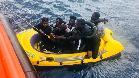 Una infraembarcación con ocho migrantes.- SALVAMENTO MARÍTIMO Una infraembarcación con ocho migrantes.- SALVAMENTO MARÍTIMO