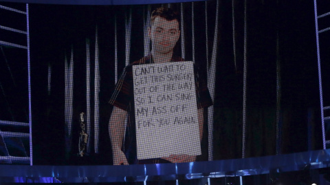 Sam Smith aparece en pantalla para recibir el premio al mejor artista masculino en los premios Billboard 2015./ REUTERS/Mario Anzuoni