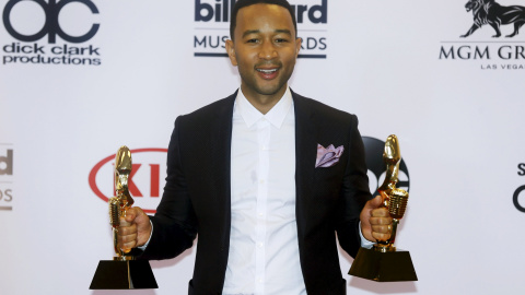 El cantante John Legend posa junto a sus premios a la mejor canción en streaming y a la mejor canción en la radio por 'All of me' en los premios Billboard 2015./ REUTERS/L.E. Baskow