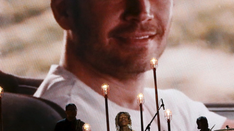 Wiz Khalifa interpretó este domingo 'See You Again' en homenaje al fallecido actor Paul Walker./ REUTERS/Mario Anzuoni