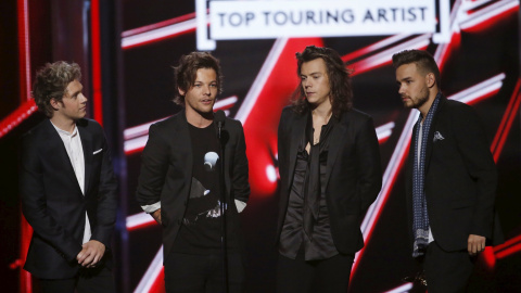 El grupo de música One Direction recibe el premio al mejor dúo y mejor banda durante 2015 en los premios Billboard celebrados este domingo en Las Vegas./ REUTERS/L.E. Baskow